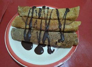 Una foto de Panqueques de cacao amargo y nuez 😋