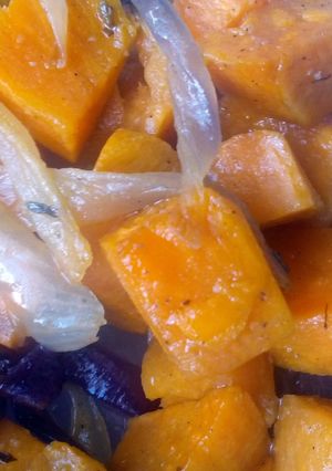 Hagymával és fokhagymával sült édesburgonya recept fotója