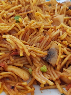 Una foto de Fideos secos con sepia y verduras