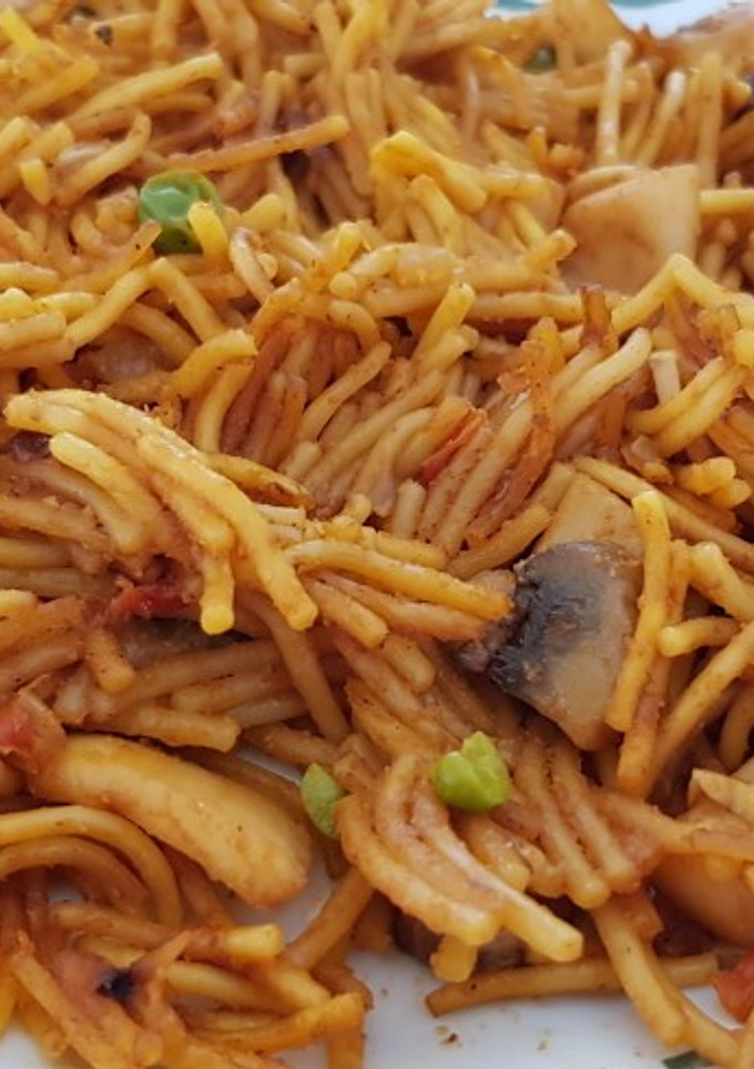 Una foto de Fideos secos con sepia y verduras