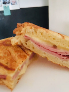 Una foto de Sandwich tostado de jamón cocido con queso