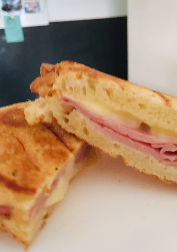 Una foto de Sandwich tostado de jamón cocido con queso