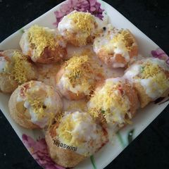 A picture of Dahi Sev Poori Chaat.