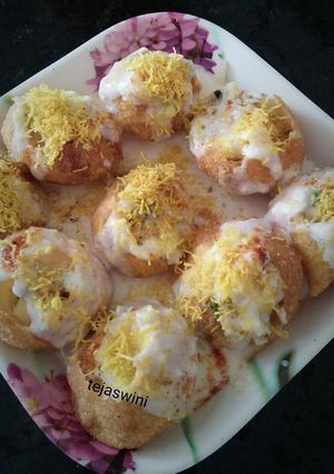 A picture of Dahi Sev Poori Chaat.