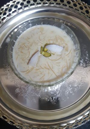 A picture of Sheer khurma.