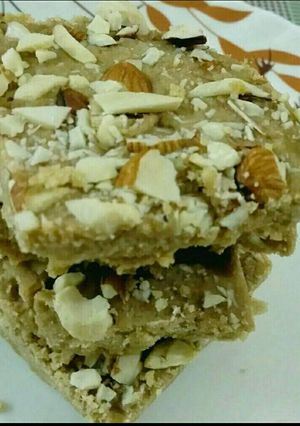 गुड़ पपड़ी (Gur Papdi recipe in hindi) रेसिपी मुख्य फोटो
