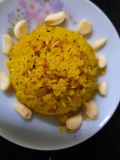 फोडणीचा भात किंवा गार्लिक राईस (phodnicha bhaat kiva garlic rice recipe in marathi) रेसिपी चे मुख्य फोटो