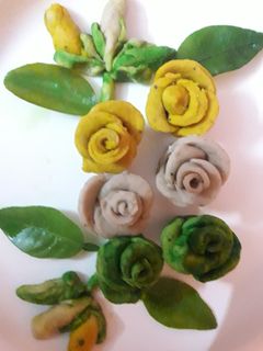 ট্রাই কালার  রোজ পিঠে(Tricolour rose pitha recipe in bengali) রেসিপির প্রধান ছবি