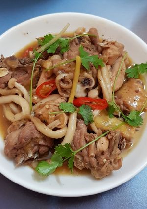Hình của món Gà kho nấm hải sản.