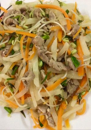 Hình của món Củ đậu (củ sắn) xào thăn heo.