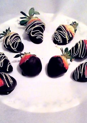 A picture of Healthy Dark Chocolate Covered Strawberries.