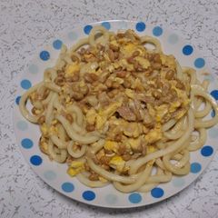 A picture of Tuna & Natto Stir-Fried Udon Noodles.