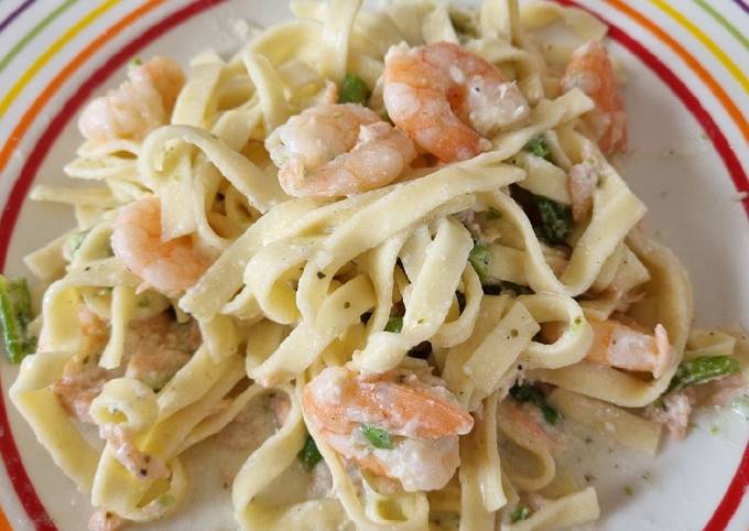 Pasta mit Räucherlachs und Garnelen