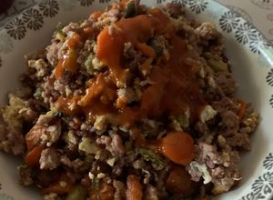 Foto principal de Carne picada mixta con verduras y huevos revueltos