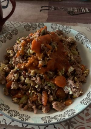 Una foto de Carne picada mixta con verduras y huevos revueltos