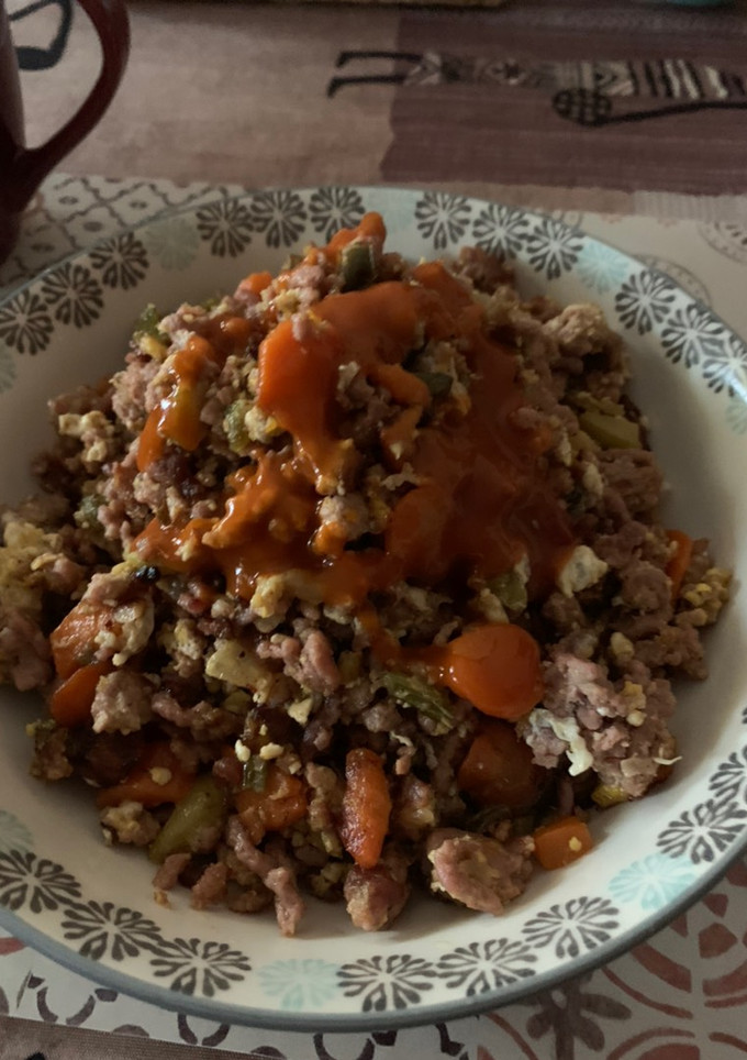 Una foto de Carne picada mixta con verduras y huevos revueltos
