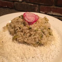 A picture of Zucchini risotto with white wine.