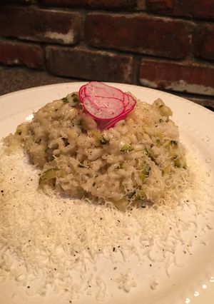 A picture of Zucchini risotto with white wine.
