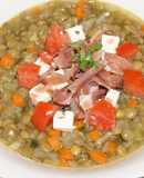 Sopa de lentejas con queso de cabra y jamón curado