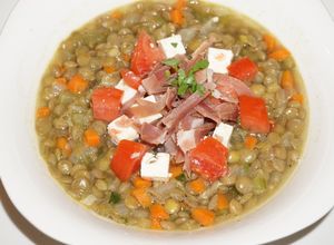 Una foto de Sopa de lentejas con queso de cabra y jamón curado