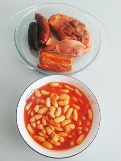 Una foto de Fabada Asturiana