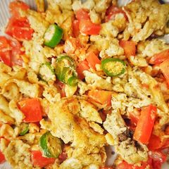 A picture of 3 colour scrambled egg.