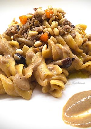 Foto di Fusilloni con ragù d'anatra alla birra, crema di porcini, funghi pioppini e pinoli tostati