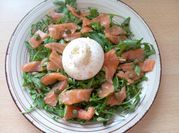 Una foto de ensalada de rúcula y salmón ahumado