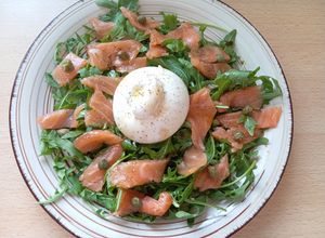 Foto principal de Ensalada de salmón y rúcula con burrata