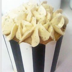 A picture of Fanominal Lemon icing.