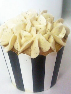 A picture of Fanominal Lemon icing.