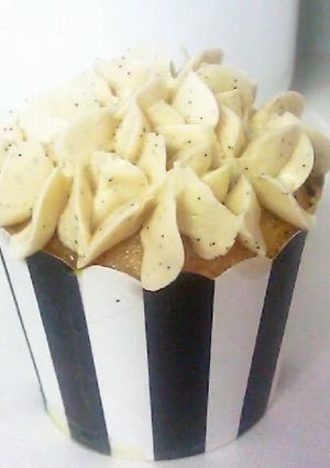 A picture of Fanominal Lemon icing.