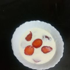 🍓 Strawberry with fresh cream A picture of 🍓 Strawberry with fresh cream.