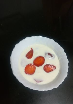 A picture of 🍓 Strawberry with fresh cream.