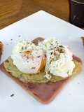 Huevos Pochados sobre Hashbown y jamón al estilo Sonorense