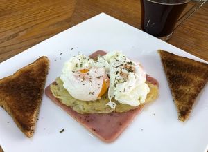 Una foto de Huevos Pochados sobre Hashbown y jamón al estilo Sonorense