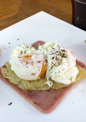 Una foto de Huevos Pochados sobre Hashbown y jamón al estilo Sonorense