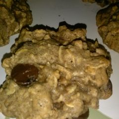 A picture of Chocolate chip oatmeal cookies.