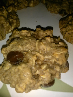 A picture of Chocolate chip oatmeal cookies.
