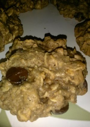 A picture of Chocolate chip oatmeal cookies.