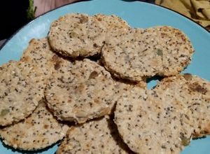 Una foto de Galletas cracker de avena y semillas