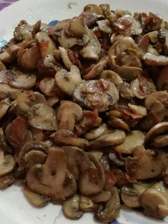 Una foto de Champiñones a las 4 pimientas con jamón