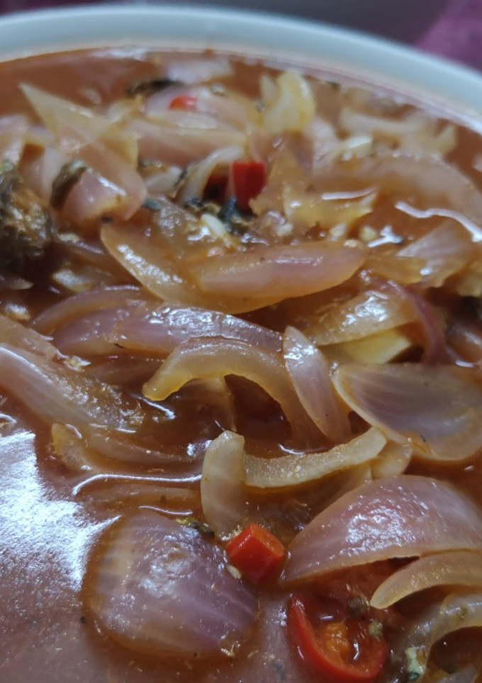A picture of Sardines in onion.