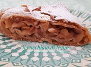 Una foto di strudel con mela