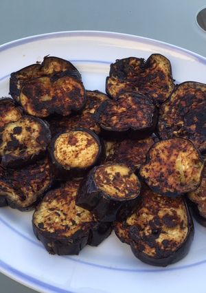 Une photo de Aubergines grillées au fromage et épices