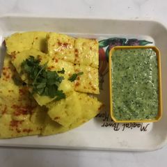 A picture of Live dhokla.