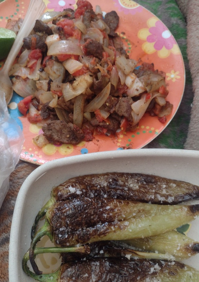 Una foto de Hígado encebollado con jitomate y cebolla guisada súper delicioso