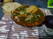 Una foto de birria pollo