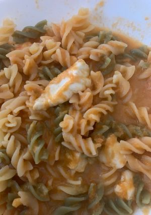 Una foto de Macarrones con salsa casera rápida