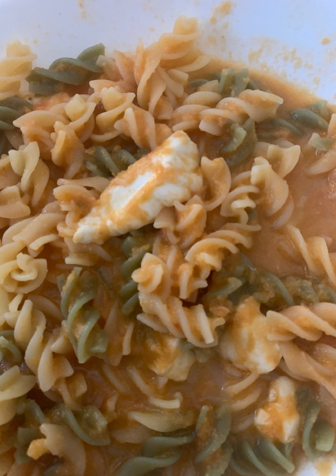 Una foto de Macarrones con salsa casera rápida